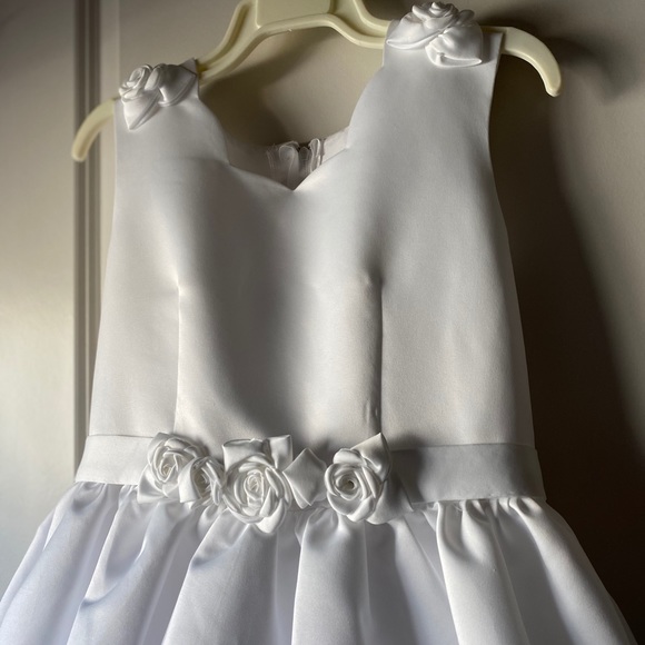 Elegant First Holy Communion Dress by Mon Cheri - Picture 2 of 5